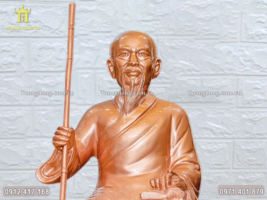 Gương mặt kiên định của ông được chạm khắc sắc nét